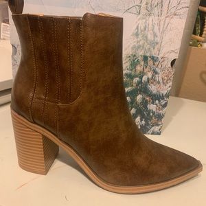 Women’s slip on western style brown heel boots 10